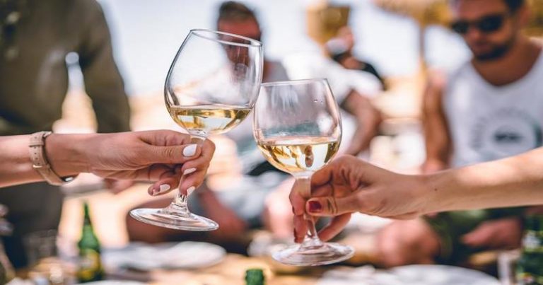 8 Types of White Wines | Explained !